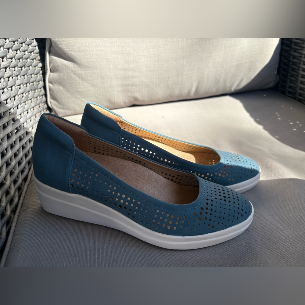 NATURALIZER Blue Perforated Wedge